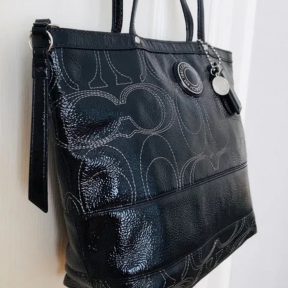 Black Signature Stitched Patent Leather Shoulder Bag F19198 - Picture 3 of 10